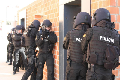 Opositores a policía nacional durante un entrenamiento especial de operaciones