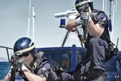 Opositores a policía nacional durante un entrenamiento especial de operaciones