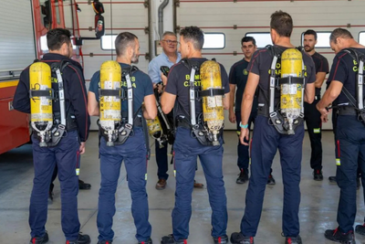 Opositores a bomberos realizando un entrenamiento con el traje y bombonas de oxígeno.